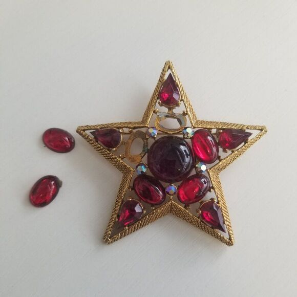 Vintage Capri Red Cabochon Rhinestone Five Pointed Star Brooch, Gold Tone - Picture 2 of 9